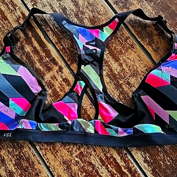 Victoria Secret Sport, Bra's 32 DD - Picture 2 of 13